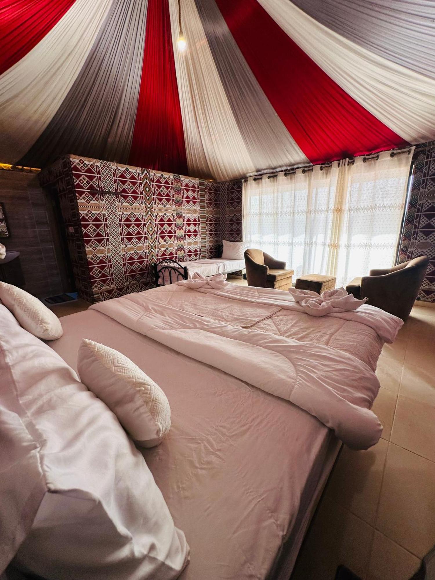 Rum Four Mountain Luxury Camp Wadi Rum Exteriör bild