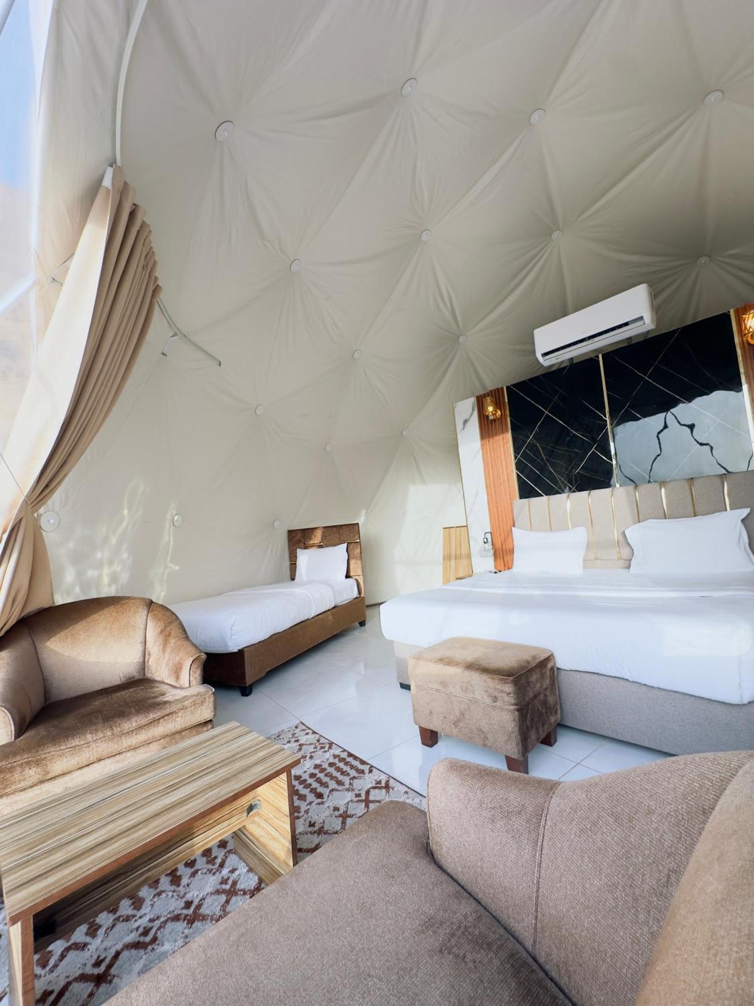 Rum Four Mountain Luxury Camp Wadi Rum Exteriör bild